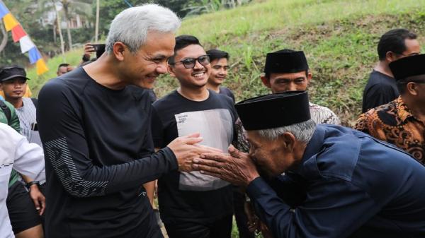 GANJAR PRANOWO SUMUR ARTESIS1 Bacapres Ganjar Pranowo menyapa warga saat meninjau sumur artesis di Desa Muncang, Tasikmalaya. (FOTO: istimewa)