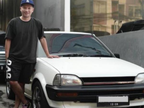 Screenshot 20231012 072314 Samsung Internet Artis Pria Suka Naik Mobil Klasik
