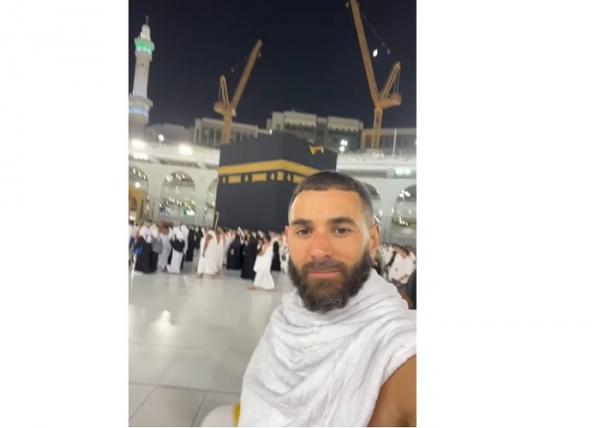 Karim Benzema Umrah Karim Benzema kerap melakukan umrah di sela-sela waktu luangnya. (Foto: Instagram @karimbenzema)