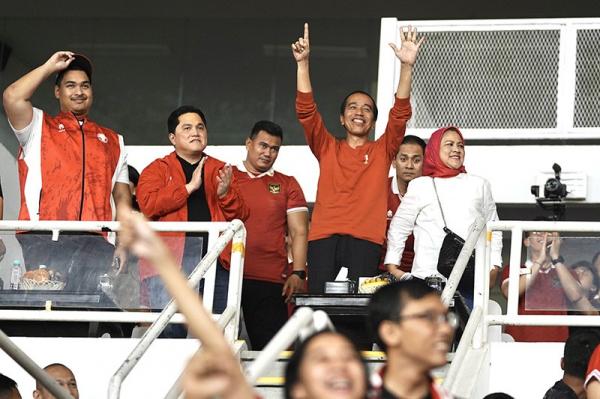 Presiden Joko Widodo hadir menonton Timnas Indonesia vs Brunei Darussalam di SUGBK, Kamis (12/10/2023). (Foto: PSSI)