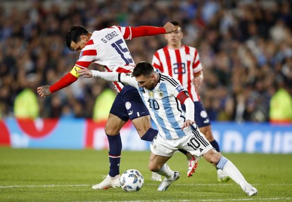 Timnas Argentina menang tipis 1-0 lawan Paraguay di lanjutan Kualifikasi Piala Dunia 2026 Zona CONMEBOL. Lionel Messi turun di babak kedua. (foto: REUTERS)