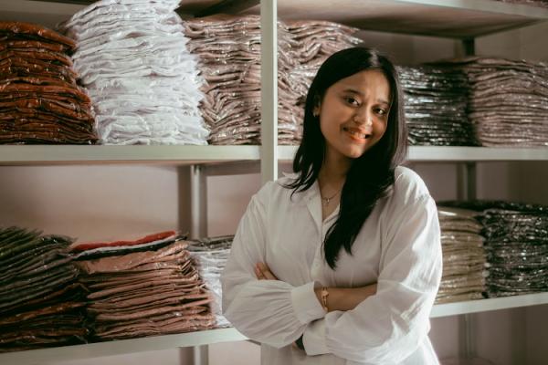 Monica Kumala Shopee Monica Kumala, perempuan yang sukses menapaki bisnis jalur online dengan membuka toko Monica The Label.