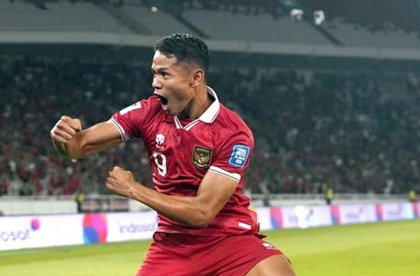 Striker Timnas Indonesia Dimas Drajad Striker Timnas Indonesia Dimas Drajad merayakan satu dari tiga golnya ke gawang Brunei Darussalam 6-0 pada putaran pertama Kualifikasi Piala Dunia 2026 di Stadion Utama Gelora Bung Karno, Jakarta, Kamis (12/10/2023) malam. (Foto: PSSI)