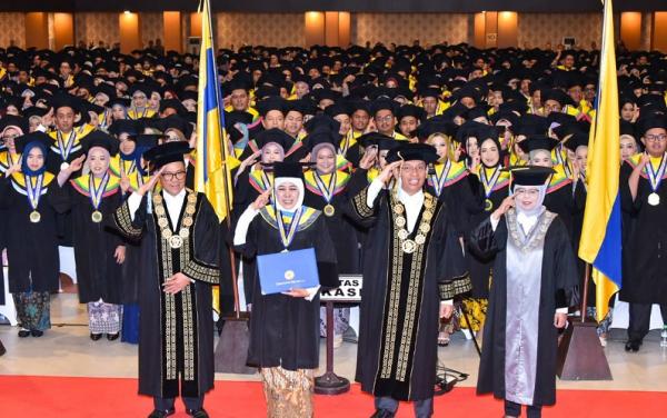 Gubernur Khofifah Gelar Doktor Gubernur Jatim Khofifah bersama Rektor Unair, Dekan FEB Unair, dan Ketua Senat Akademik Unair. (Foto: dok Pemprov Jatim)