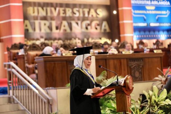 Gubernur Khofifah Orasi Ilmiah Gubernur Khofifah orasi ilmiah tentang Reformasi Perlindungan Sosial untuk Percepatan Pengentasan Kemiskinan. (Foto: dok Pemprov Jatim)