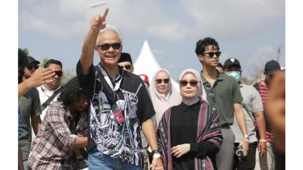 Ganjar dan keluarga nonton MotoGP Ganjar bersama istri Siti Atikoh Supriyani dan anak Muhammad Zinedine serta didampingi Wakil Ketua TPN GP TGB Muhammad Zainul Majdi saat menyaksikan MotoGP di Sirkuit Mandalika, Lombok, NTB. (Foto: Ist)