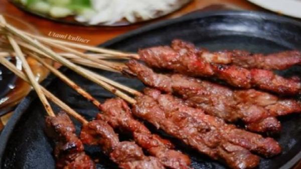 Warung Sate Sidareja Warung Sate Sidareja Pak Gino merupakan wisata kuliner dekat stasiun kereta cepat. (Foto: Instagram/warungsatepakgino)
