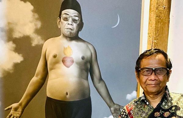20231019 Mahfud Mahfud MD berfoto di depan lukisan Presiden Gus Dur. (foto: istimewa)
