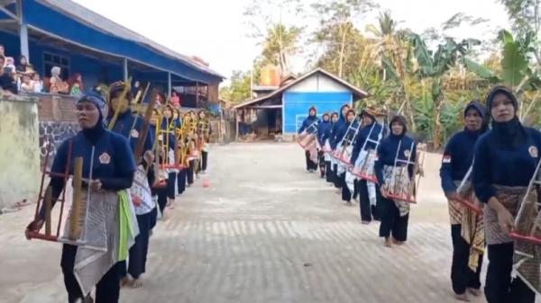 ANGKLUNG SERED TASIKMALAYA1 Dua kelompok memainkan kesenian tradisional angklung sered khas Mangunreja, Tasikmalaya. (FOTO: iNews/ASEP JUHARIYONO)
