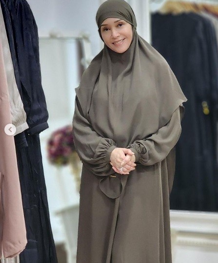 Maia Estianty1 Potret cantik Maia Estianty memakai baju muslim. (foto: Instagram)