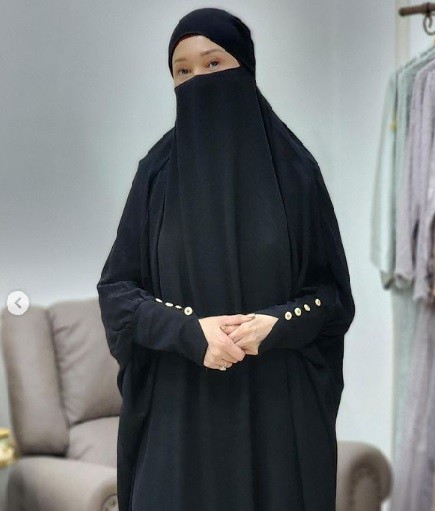 Maia Estianty Bercadar Potret cantik Maia Estianty memakai baju muslim. (foto: Instagram)
