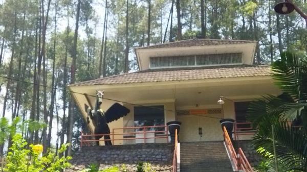 Potret Keraton Gunung Kawi Malang 3 Potret Keraton Gunung Kawi Malang, Wisata Spiritual yang Ramai saat Malam Keramat (Foto: iNews/Avirista)