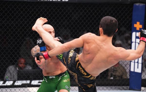 Islam Makhachev Vs Alexander Volkanovski Islam Makhachev menolak selebrasi usai menang KO Alexander Volkanovski pada duel kelas ringan UFC 294 di Etihad Arena, Abu Dhabi, Minggu (22/10/2023) dini hari WIB (Foto: UFC)