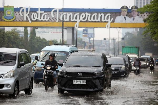 Ant Tangerang Hujan 2 Hujan deras disertai angin kencang di Jabodetabek. (Foto iNews.id).