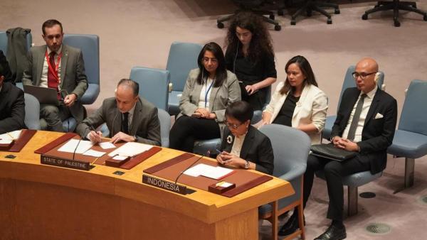 Menlu Retno DK PBB 2 Menlu Retno Marsudi duduk bersebelahan dengan delegasi Palestina saat menyampaikan pandangannya terkait krisis Gaza dalam High-Level Open Debate DK PBB di New York, AS, Selasa (24/10/2023). (Foto: Kemlu)