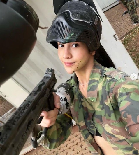 Anya Geraldine Potret Anya Geraldine seksi pakai baju loreng.