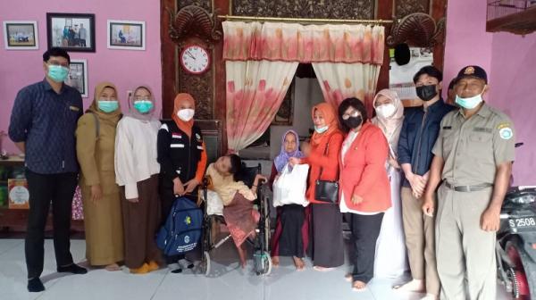 Inovasi program Laserku bantu berikan pelayanan kesehatan komprehensif dengan dengan layanan jemput bola berupa Home Care Service bagi warga yang kurang sejahtera dengan kondisi tertentu (penyakit kronis). &nbsp;(Foto: Dok Pemkab Lamongan)