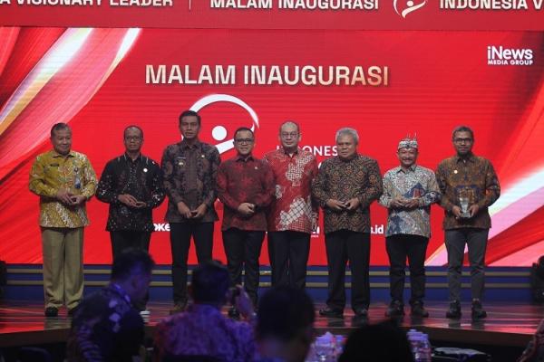 Foto penerima penghargaan IVL 2023 Foto penerima penghargaan IVL 2023 bersama Menteri PAN-RB Abdullah Azwar Anas dan Managing Director iNews Media Group Rafael Utomo. (Foto: iNews Media Group/Aldhi Chandra Setiawan)