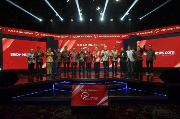 penerima penghargaan IVL 2023 Foto bersama para penerima penghargaan dengan Managing Director iNews Media Group Rafael Utomo dan Menteri PAN-RB Abdullah Azwar Anas pada Malam Inagurasi Indonesia Visionary Leader 2023. (Foto: iNews Media Group/Aldhi Chandra Setiawan)