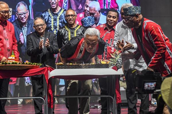 Maluku Utara Bergerak Dukung Ganjar-Mahfud (Foto: Antara) Maluku Utara Bergerak Dukung Ganjar-Mahfud (Foto: Antara)