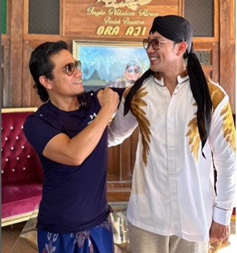 Denny Sumargo Gus Miftah Denny Sumargo menyambangi pondok pesantren Gus Miftah.