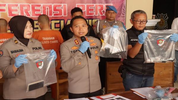 PENCURI HEWAN TERNAK DI CIAMIS Kapolres Ciamis AKBP Tony Prasetyo Yudhangkoro menunjukkan senjata airsoft gun yang digunakan pelaku saat beraksi. (FOTO: Humas Polda Jabar)