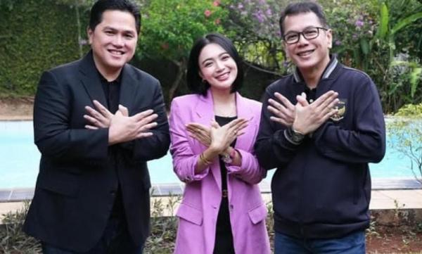Erick Thohir Wika Salim Wishnutama Ketum PSSI Erick Thohir (kiri) bersama Wika Salim, dan Wishnutama menjanjikan pembukaan Piala Dunia U-17 2023 yang meriah. (Foto: Instagram @wishnutama)