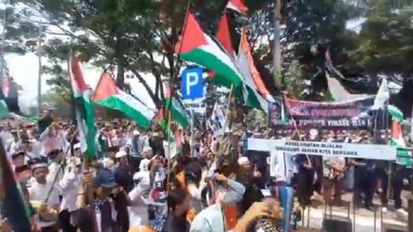 Demo bela Palestina Belasan organisasi masyarakat (ormas) menggelar demonstrasi di Kabupaten Purworejo, Jawa Tengah, Rabu (1/11/2023). (Foto: Joe Hartoyo).