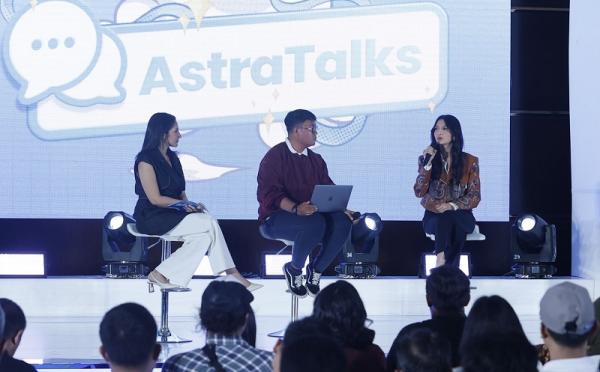 Aktris, philanthropist, dan entrepreneur Raline Shah dan penerima Apresiasi SATU Indonesia Awards 2022 Bidang Pendidikan Bhrisco Jordy pada Bincang Inspiratif AstraTalks Menembus Batas: Pendidikan Inklusif untuk Semua, Rabu (1/11/2023). (Foto: Astra)