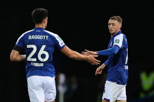 Elkan Baggott (26) mencetak gol perdananya untuk Ipswich Town saat menghadapi Fulham pada putaran keempat Piala Liga Inggris di Portman Road, Ipswich, Kamis (12/11/2023) dini hari WIB. (Foto: Instagram @ipswichtown)