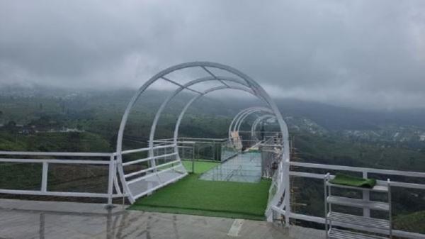 Jembatan Kaca Kemuning Sky Hills Jembatan Kaca Kemuning Sky Hills di kawasan perkebunan teh Ngargoyoso, Kabupaten Karanganyar, Jawa Tengah. (Foto: Pemkab Karanganyar)