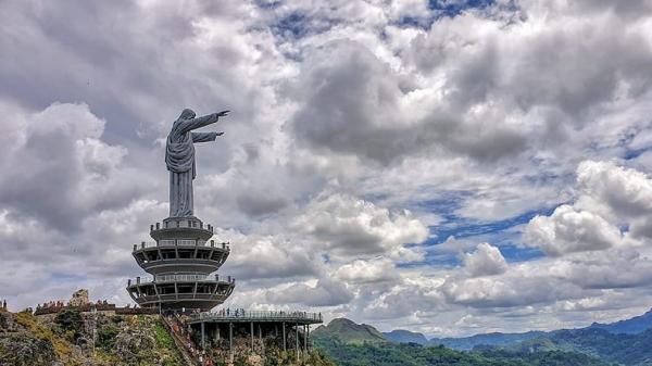 Tempat wisata Jembatan kaca Indonesia Jembatan kaca Buntu Burake yang terletak di Tana Toraja, Sulawesi Selatan. (Foto: Instagram)