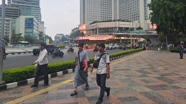 Bundaran HI usai aksi bela Palestina Massa aksi bela Palestina meninggalkan Monas dan Bundaran HI dengan tertib serta minim sampah. (Foto: Suparjo Ramalan)