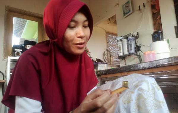 sekar tanjung2 Susiani saat proses membatik. (ihya` ulumuddin).
