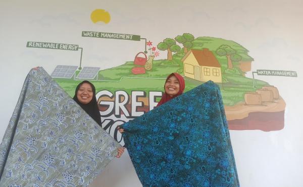 sekar tanjung tasikharjo Susiani menunjukkan produk batik Sekar Tanjung. (ihya` ulumuddin).
