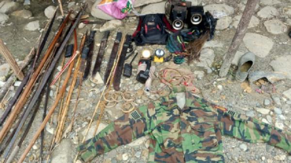 Barang bukti milik KKB Aparat TNI Polri yang tergabung dalam Satgas Ops Damai Cartenz menyita sejumlah barang bukti dari dua markas Kelompok Kriminal Bersenjata (KKB). (Foto: Satgas Damai Cartenz).
