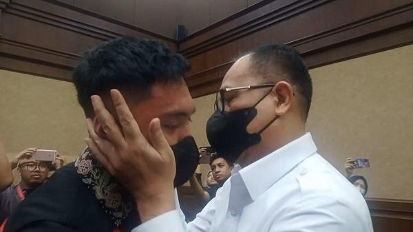 Mario Dandy Menangis Berpelukan dengan Ayahnya Rafael Alun Trisambodo