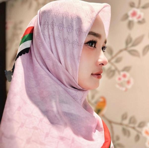 Screenshot 20231107 151639 Instagram Potret Inara Rusli pakai hijab bermotif bendera Palestina.