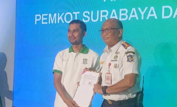 bus listrik Kalista Kedishun Kota Surabaya Tunjung Iswandaru bersama Direktur PT Kalista Tammam Jannata seusai MoU. (ihya` ulumuddin).