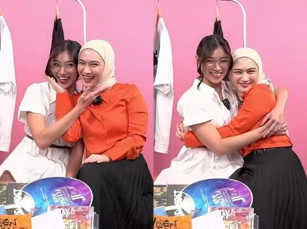 JKT48 Shopee Live Pose kiyowo Shani dan Melody saat sesi Shopee Live Streaming Grand Launching JKT48 Official Store. (Foto: Shopee Live JKT48 Official Store/tangkapan layar)