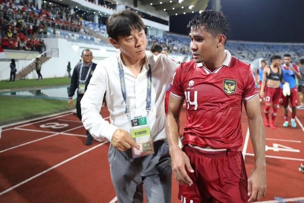 Pelatih Shin Tae-yong (kiri) berhasil mendongkrak ranking Timnas Indonesia. (Foto: Instagram @shintaeyong7777)