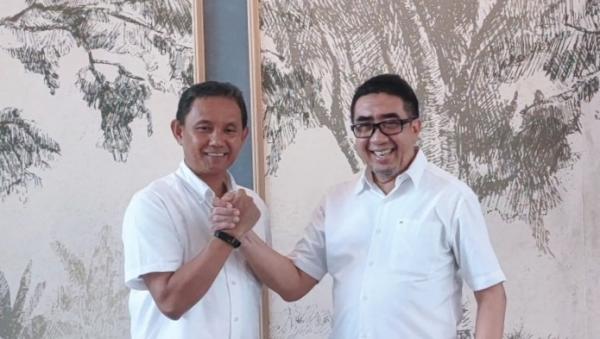 Aji Jaya Dan Duljatmono Aji Jaya (kiri) akan menduduki jabatan sebagai Direktur Penjualan dan Pemasaran KTB Fuso menggantikan Duljatmono (kanan) yang mamasuki masa pensiun.