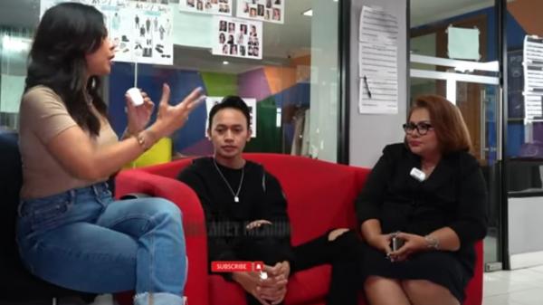 Screenshot 20231108 101231 YouTube Eva Manurung dan kekasih berondongnya.
