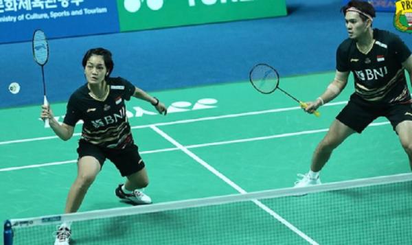 Ganda campuran Indonesia, Adnan Maulana/Nita Violina Marwah menghajar duo Taiwan, Wei Chun Wei/Nicole (Foto: PBSI) Gonzalez Chan pada 32 Besar Korea Masters 2023