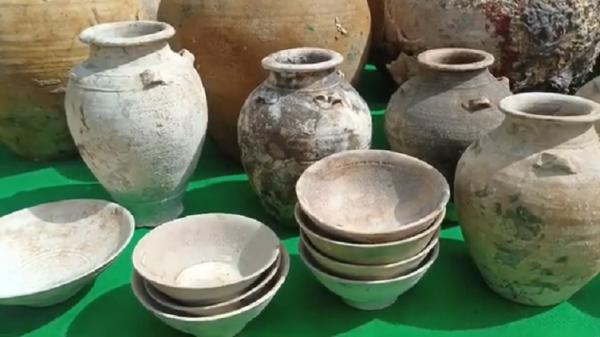 Guci mangkok dan piring harta karun Sejumlah barang bukti disita dari penangkapan pelaku pencurian harta karun di peraian Kalimantan Barat (Kalbar). (Foto: Uun Yuniar).