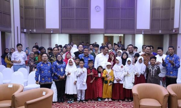 Mentan Amran Bagi Gaji Mentan Amran bagi gaji dan tunjangannya kepada yatim piatu dan janda