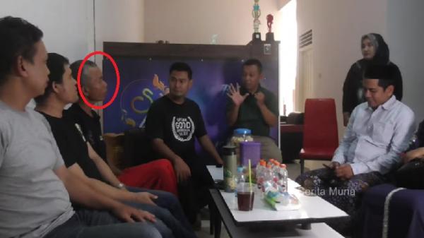 ENUH NUGRAHA ITB1 Enuh Nugraha (lingkaran merah) berbincang dengan teman-temannya dan Sukaryo Adi Putra, pemilik kanal YouTube @SinauHurip. (FOTO: istimewa/Yuutube @Cerita Muria)