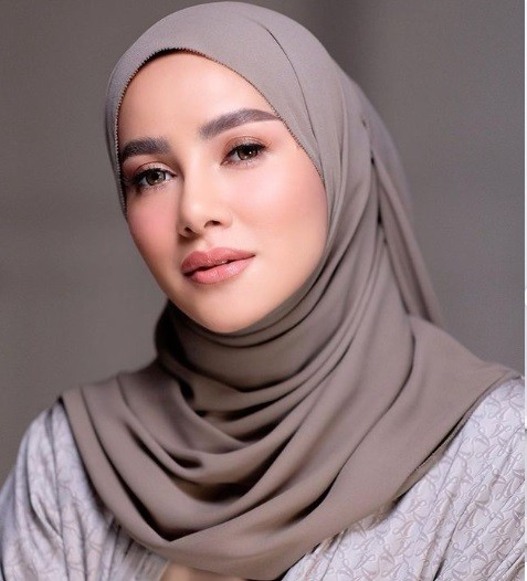 Potret artis keturunan Dayak yang mencuri perhatian. (foto: instagram)