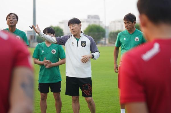Shin Tae-yong Timnas Indonesia Pelatih Timnas Indonesia Shin Tae-yong (tengah) memberi instruksi kepada pasukannya pada latihan perdana di Irak, Senin (12/11/2023). (Foto: PSSI)