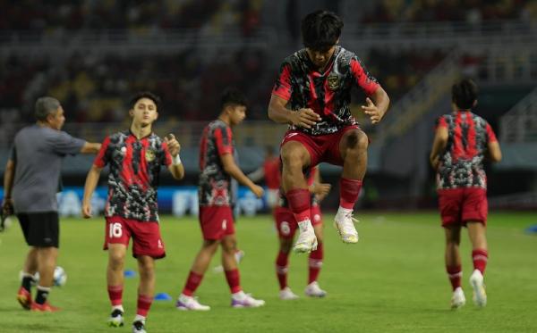 Striker Timnas Indonesia U-17, Arkhan Kaka, dikepung dua pemain Panama U-17 pada Piala Dunia U-17 2023 di Stadion Gelora Bung Tomo, Surabaya, Senin (13/11/2023) malam. (Foto: doc. LOC WCU17/FAL)